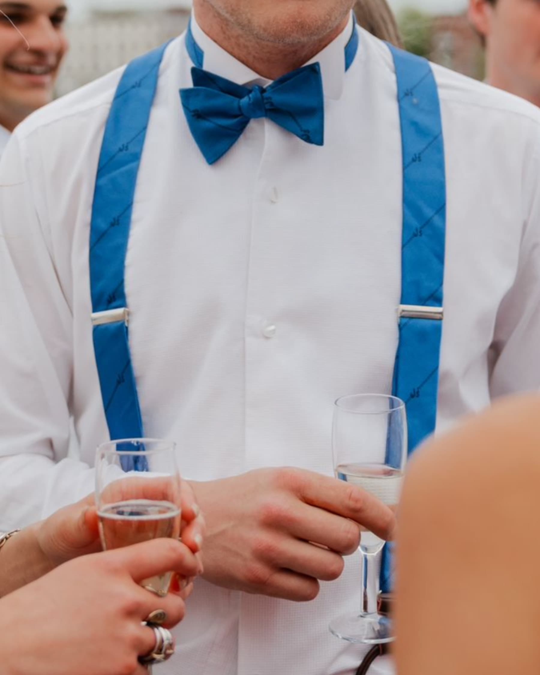 Gepersonaliseerde bretels met ingeweven logo en leren details